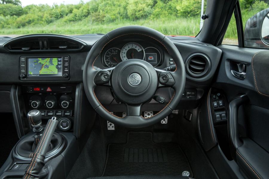 Торпедо Toyota GT 86 Orange Edition 2017 года  (UK) (фото 6 из 18)